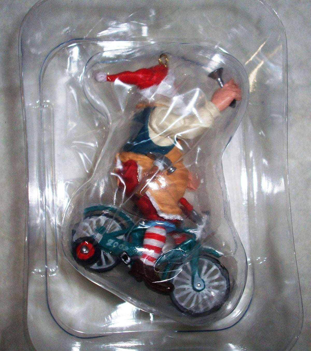Santa Ornament Z833850
