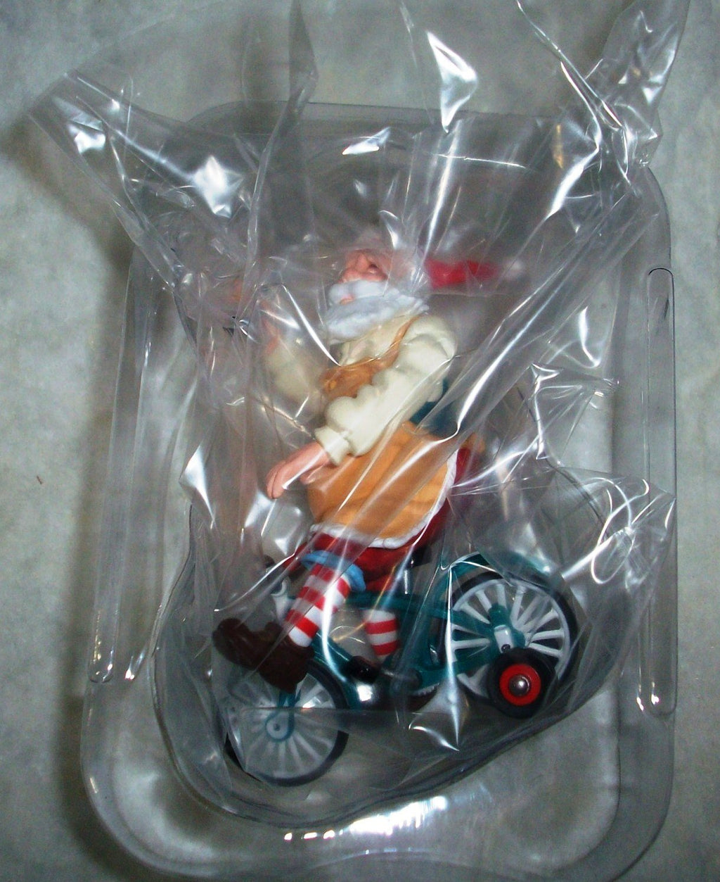 Santa Ornament Z833850